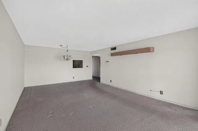 Unit 404 photo 11