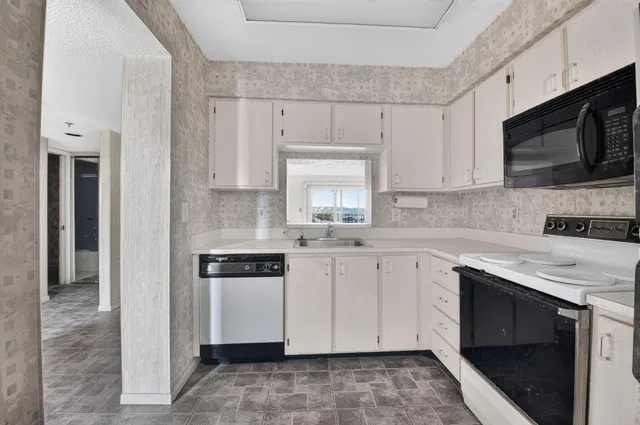 Unit 404 photo 15