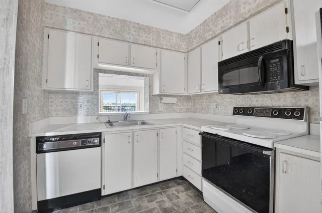 Unit 404 photo 16