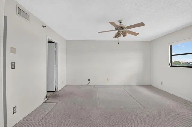 Unit 404 photo 18