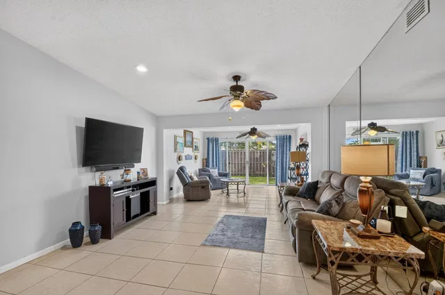  Residence photo 11