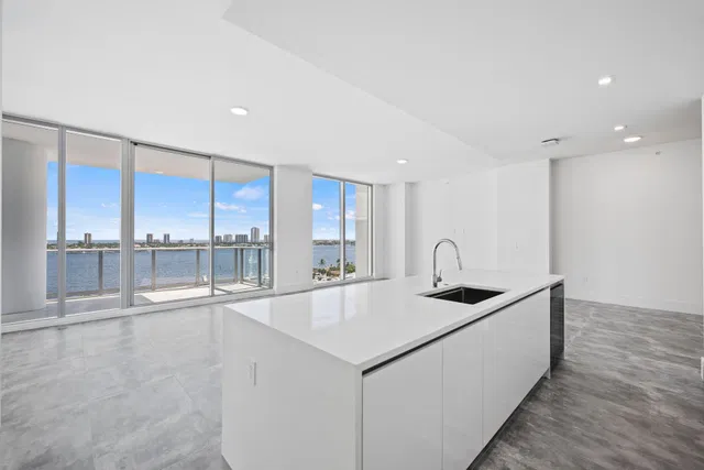 Nautilus 220 Unit 1202 photo 12