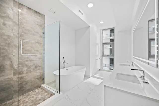 Nautilus 220 Unit 1202 photo 13