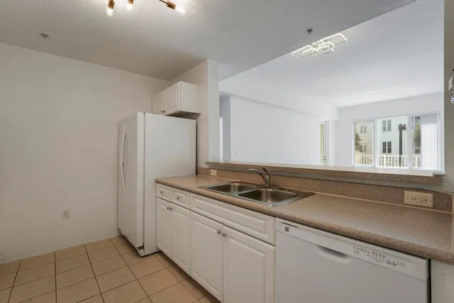 Unit 215 photo 4