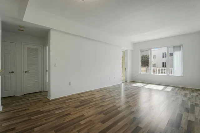 Unit 215 photo 5