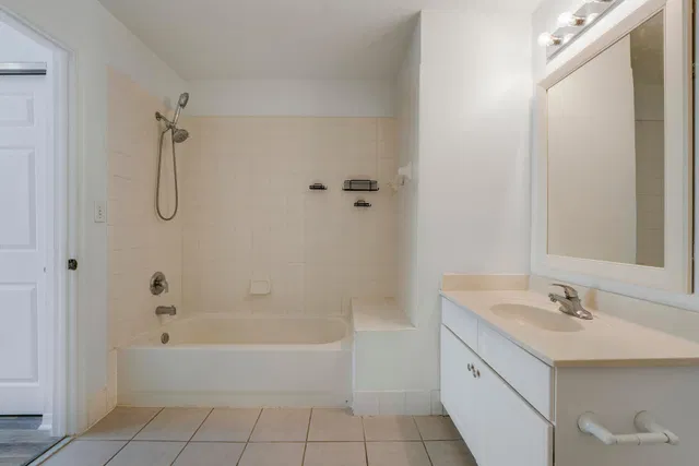 Unit 215 photo 11