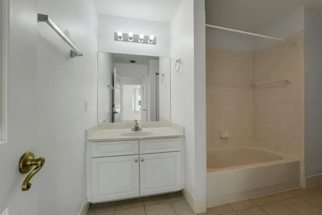 Unit 215 photo 14