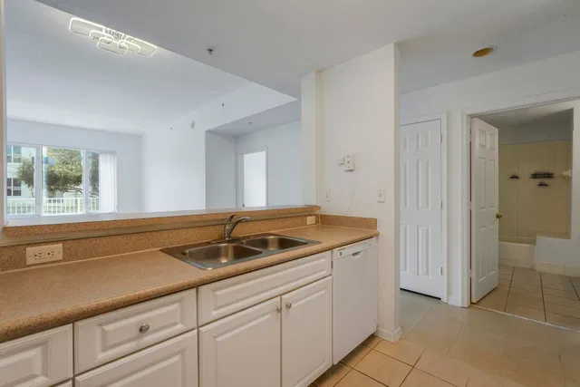 Unit 215 photo 16
