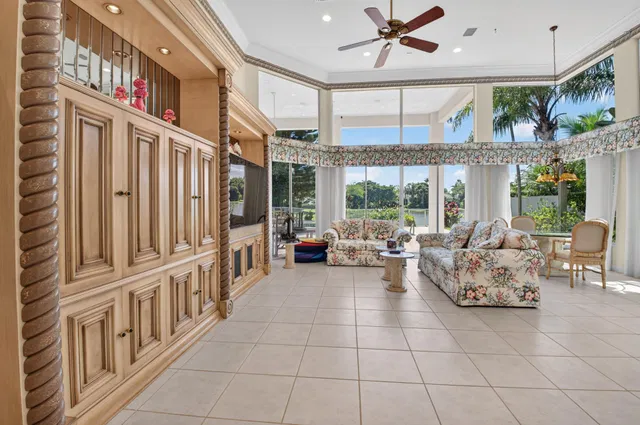 Woodfield Country Club Residence photo 16