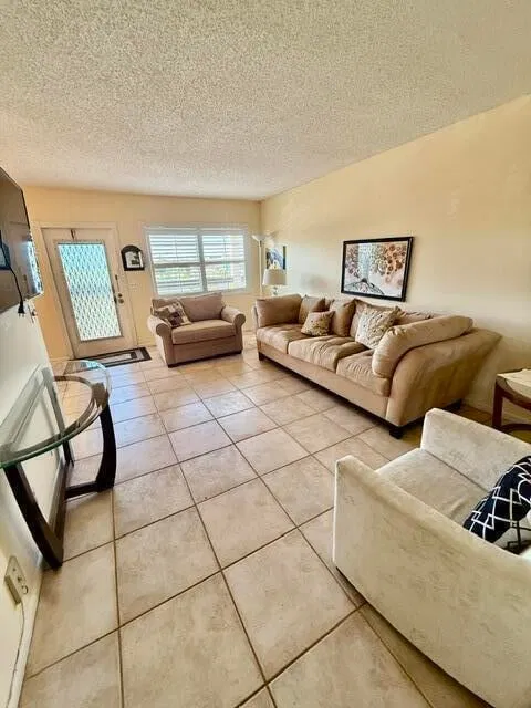 Unit 4008 photo 10