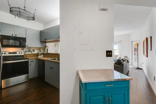 Unit 403 photo 18