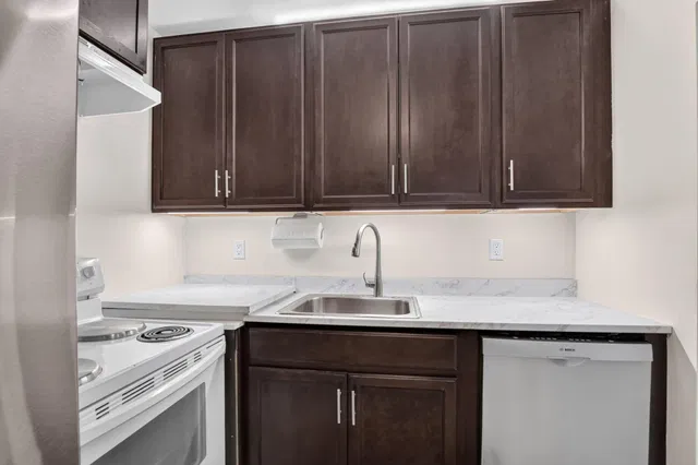 Unit 233 photo 6