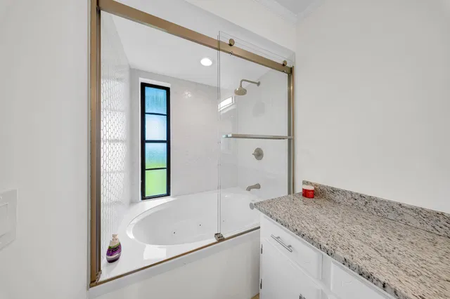 Unit 305 photo 15
