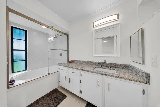 Unit 305 photo 17