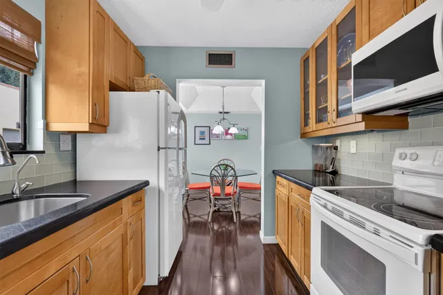  Unit 142 photo 9