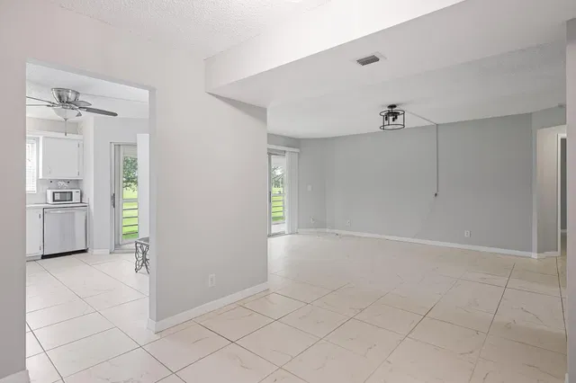 Unit 211 photo 5