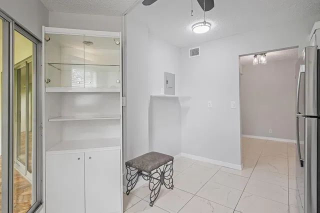 Unit 211 photo 8