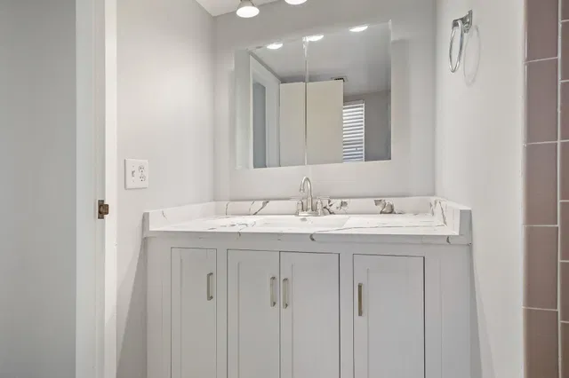 Unit 211 photo 19