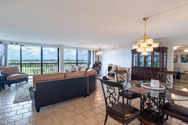 Unit 1103 photo 6