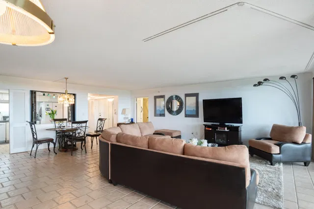 Unit 1103 photo 8