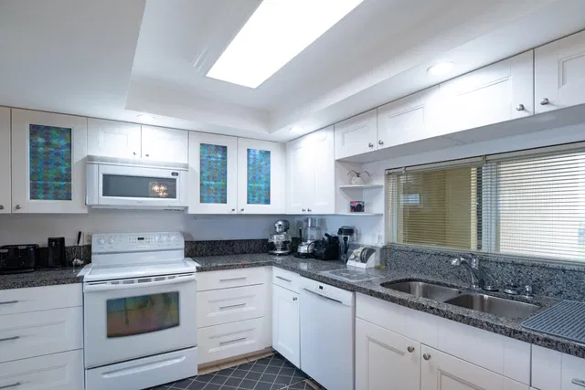 Unit 1103 photo 18