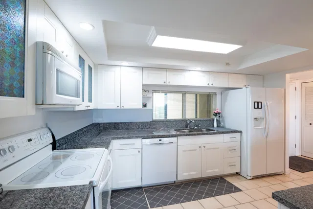 Unit 1103 photo 20