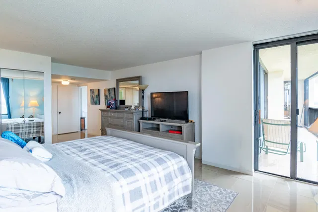 Unit 1103 photo 23