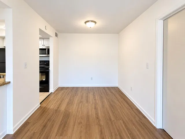 Unit 838 photo 3