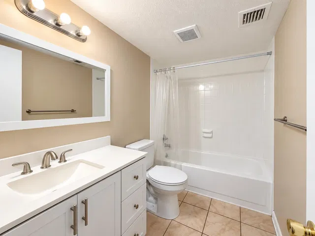Unit 838 photo 6