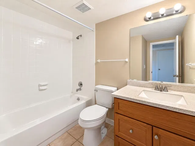 Unit 838 photo 9