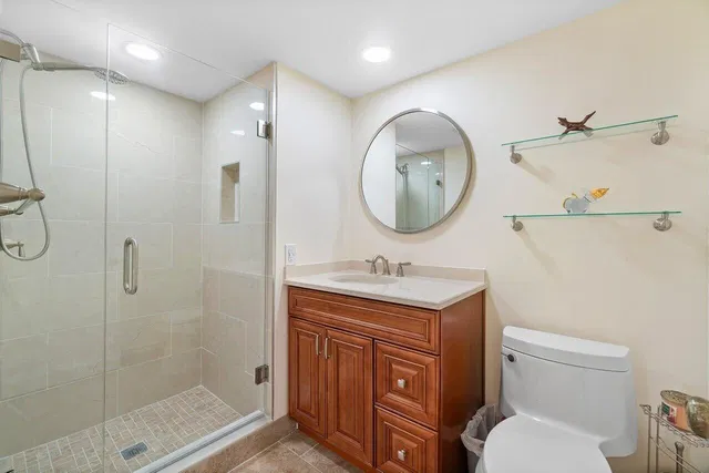 Unit H photo 19