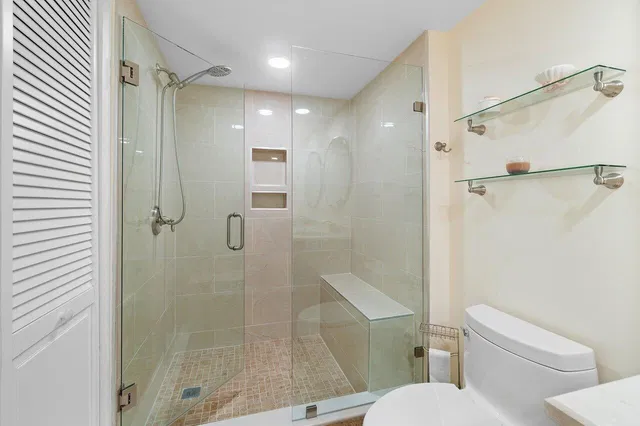 Unit H photo 23