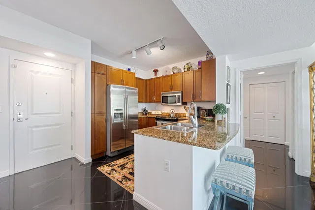  Unit 610 photo 6
