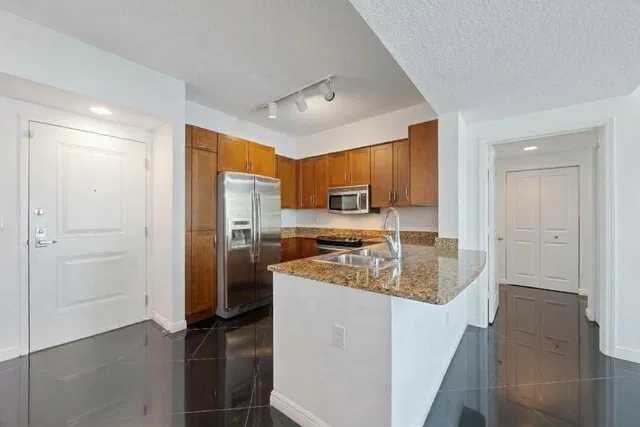  Unit 610 photo 7