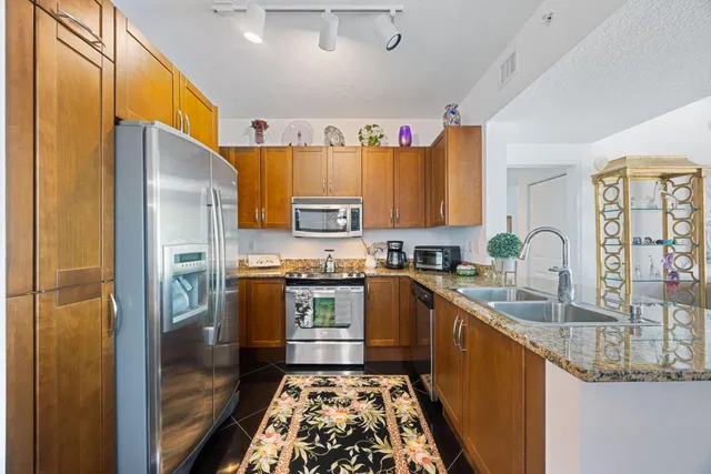  Unit 610 photo 8