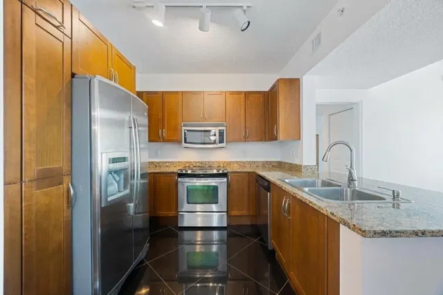  Unit 610 photo 9
