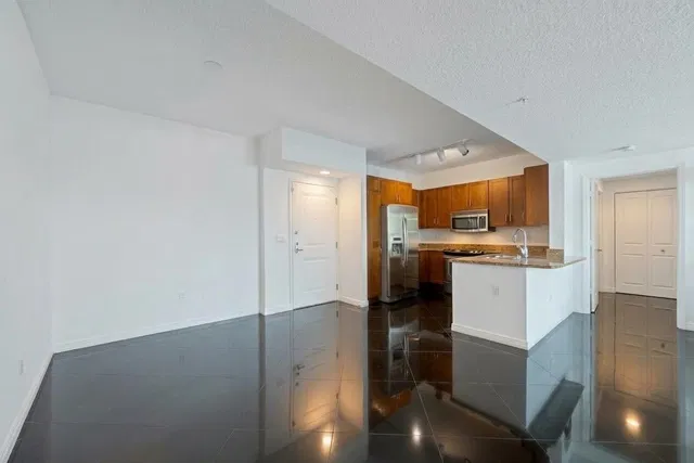 Unit 610 photo 15