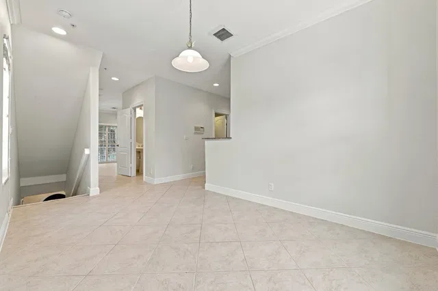 Unit 25 photo 16