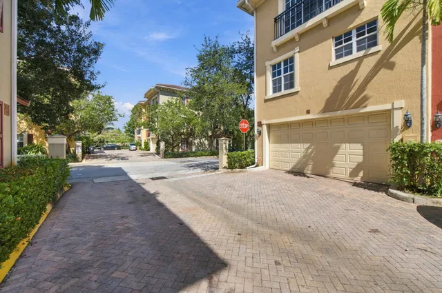 Unit 25 photo 37