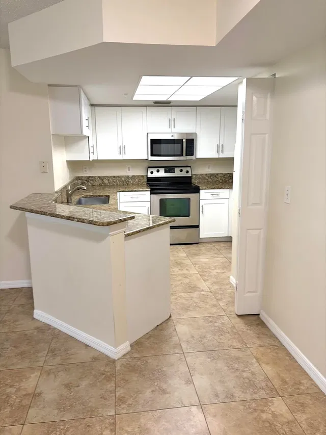Unit 1112 photo 2