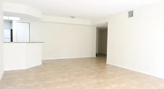 Unit 1112 photo 4