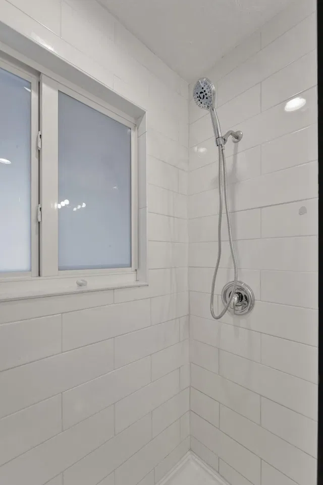 Unit 2 photo 17