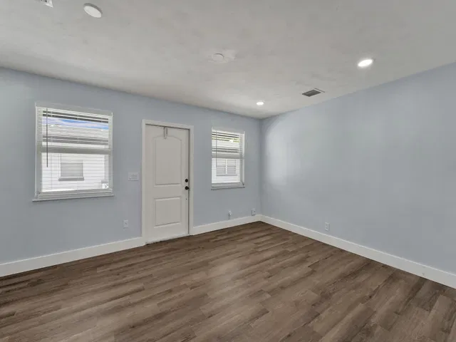 Unit 2 photo 19