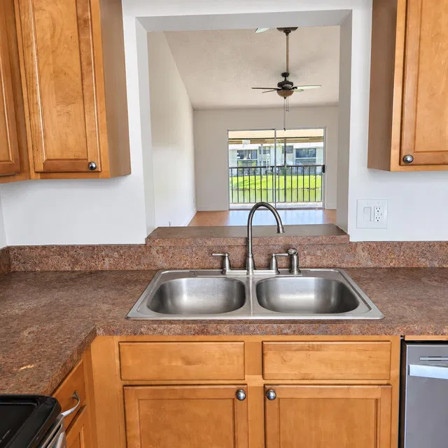 Unit 1206 photo 9