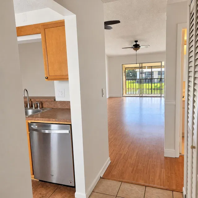 Unit 1206 photo 11