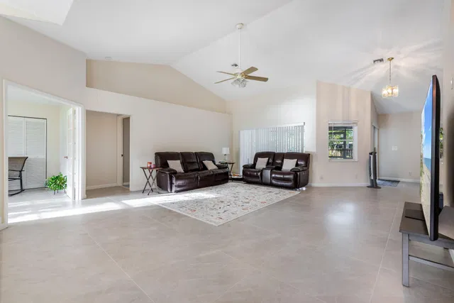  Residence photo 12