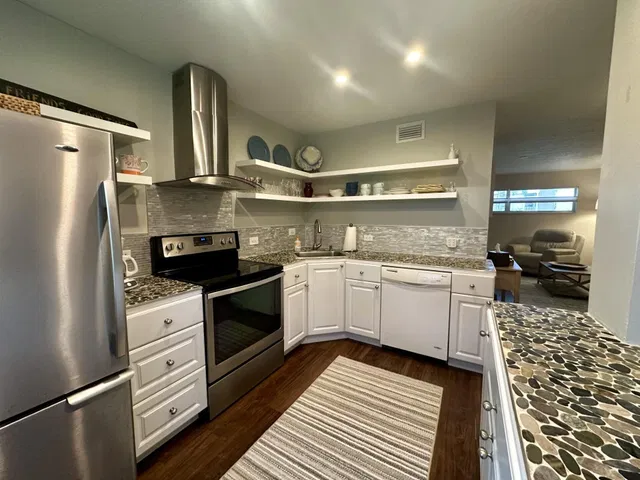 Unit 103 photo 10
