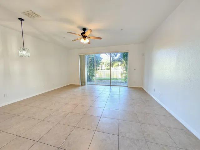 Unit 157 photo 3