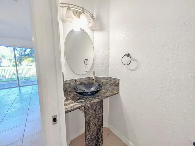 Unit 157 photo 8