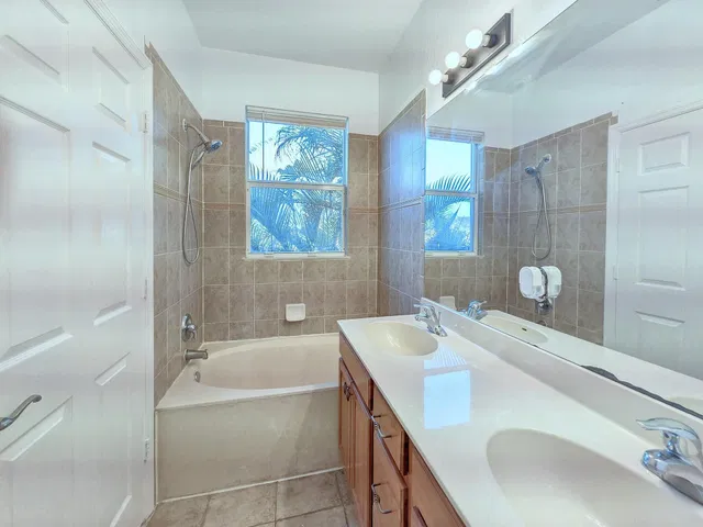 Unit 157 photo 13